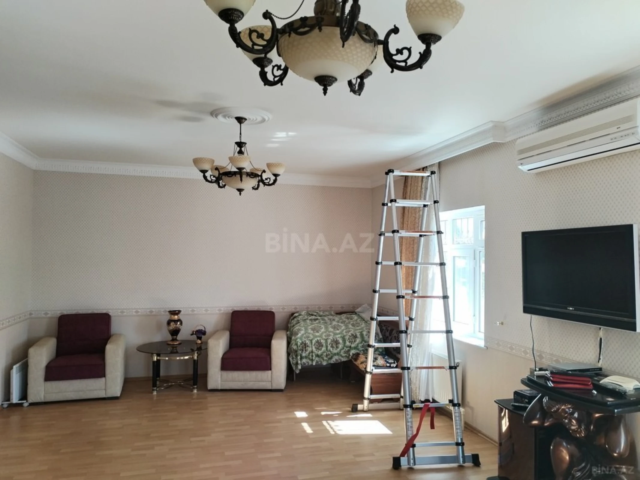 Satılır 9 otaqlı həyət evi 400 m²