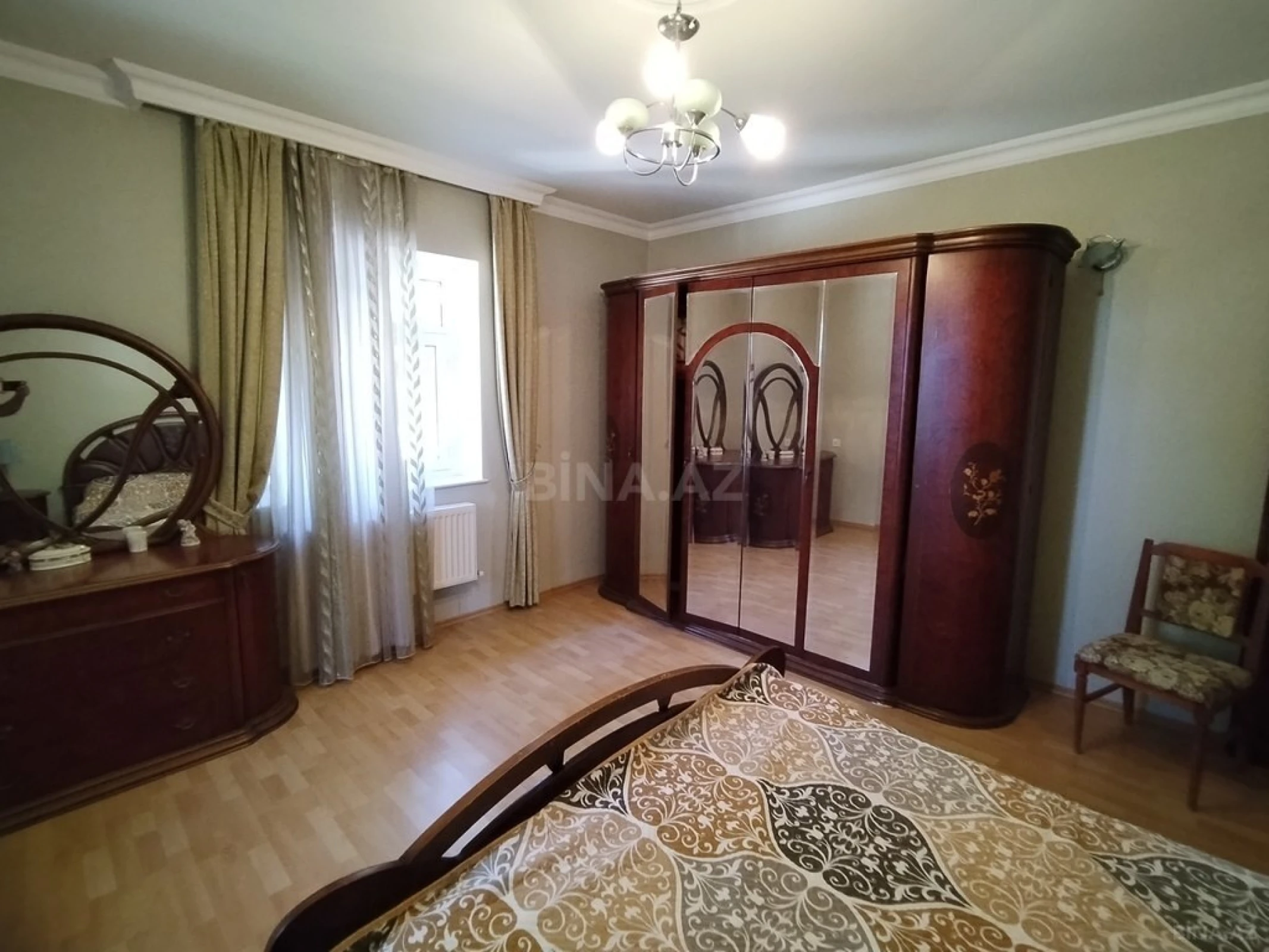 Satılır 9 otaqlı həyət evi 400 m²