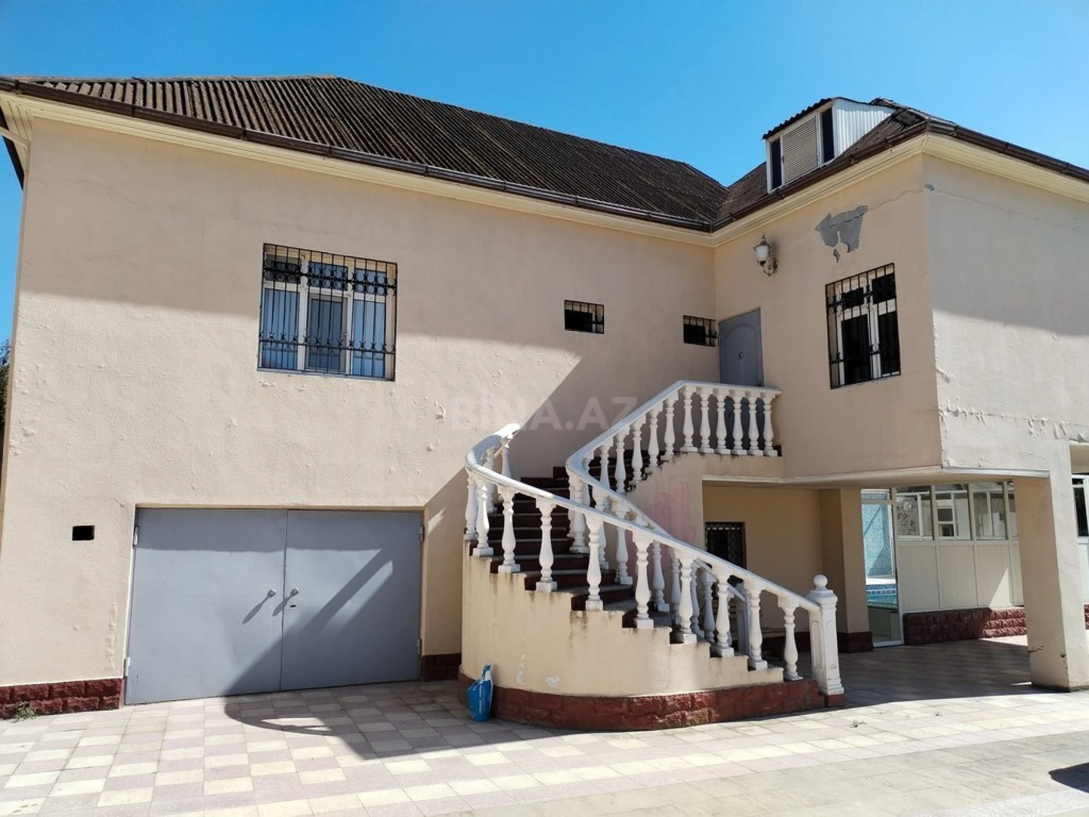 Satılır 9 otaqlı həyət evi 400 m²