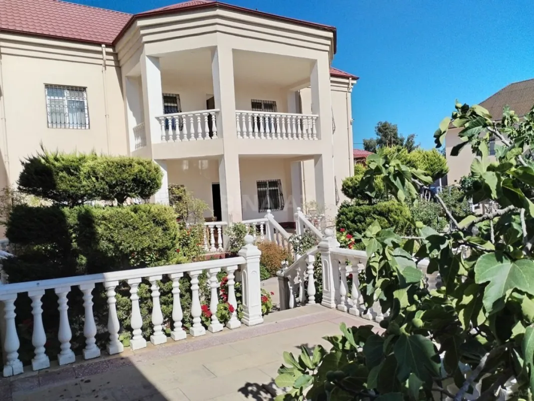 Satılır 9 otaqlı həyət evi 400 m²