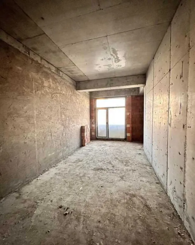 Satılır 4 otaqlı mənzil 197 m²
