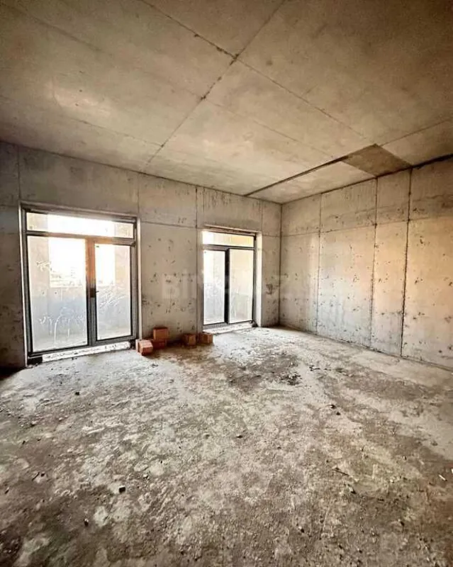 Satılır 4 otaqlı mənzil 197 m²