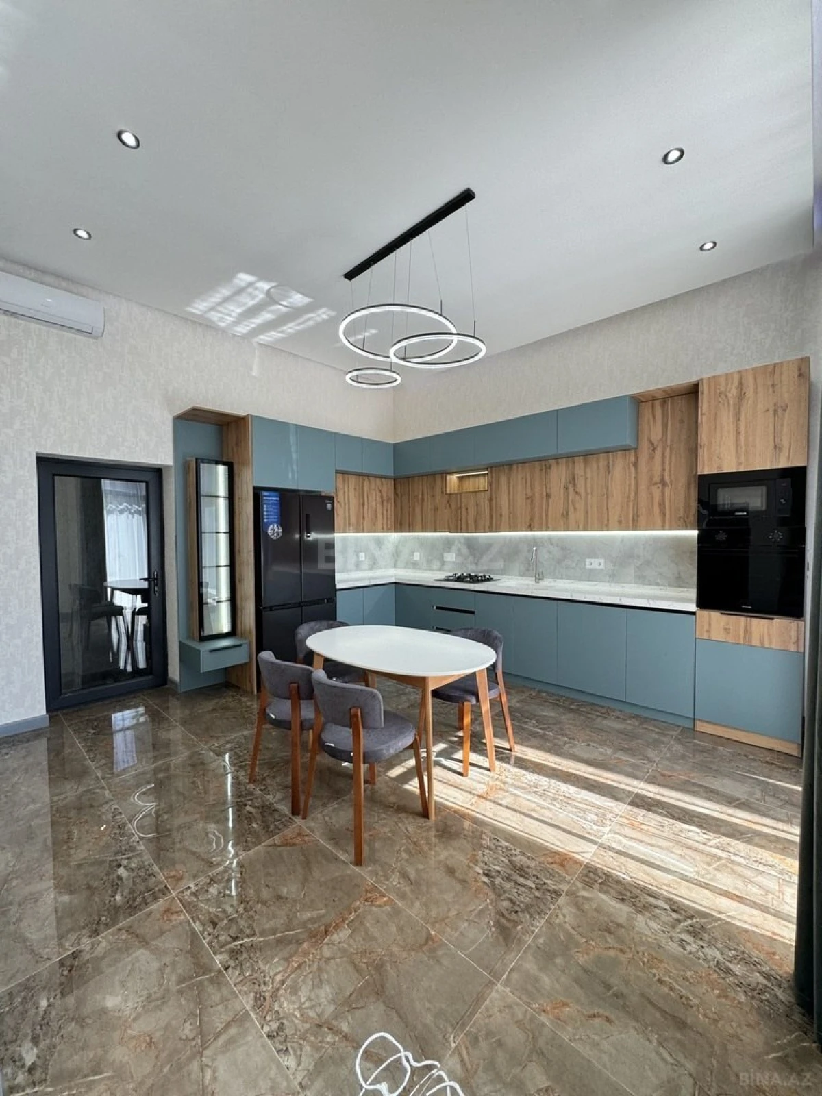 Satılır 5 otaqlı həyət evi 260 m²