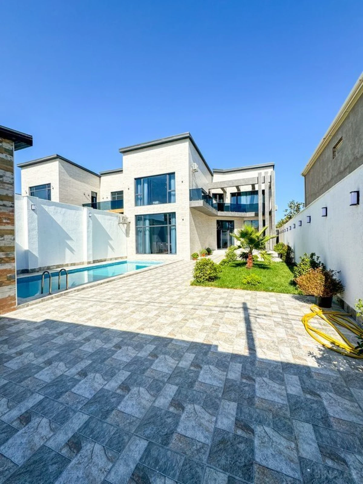 Satılır 5 otaqlı həyət evi 260 m²