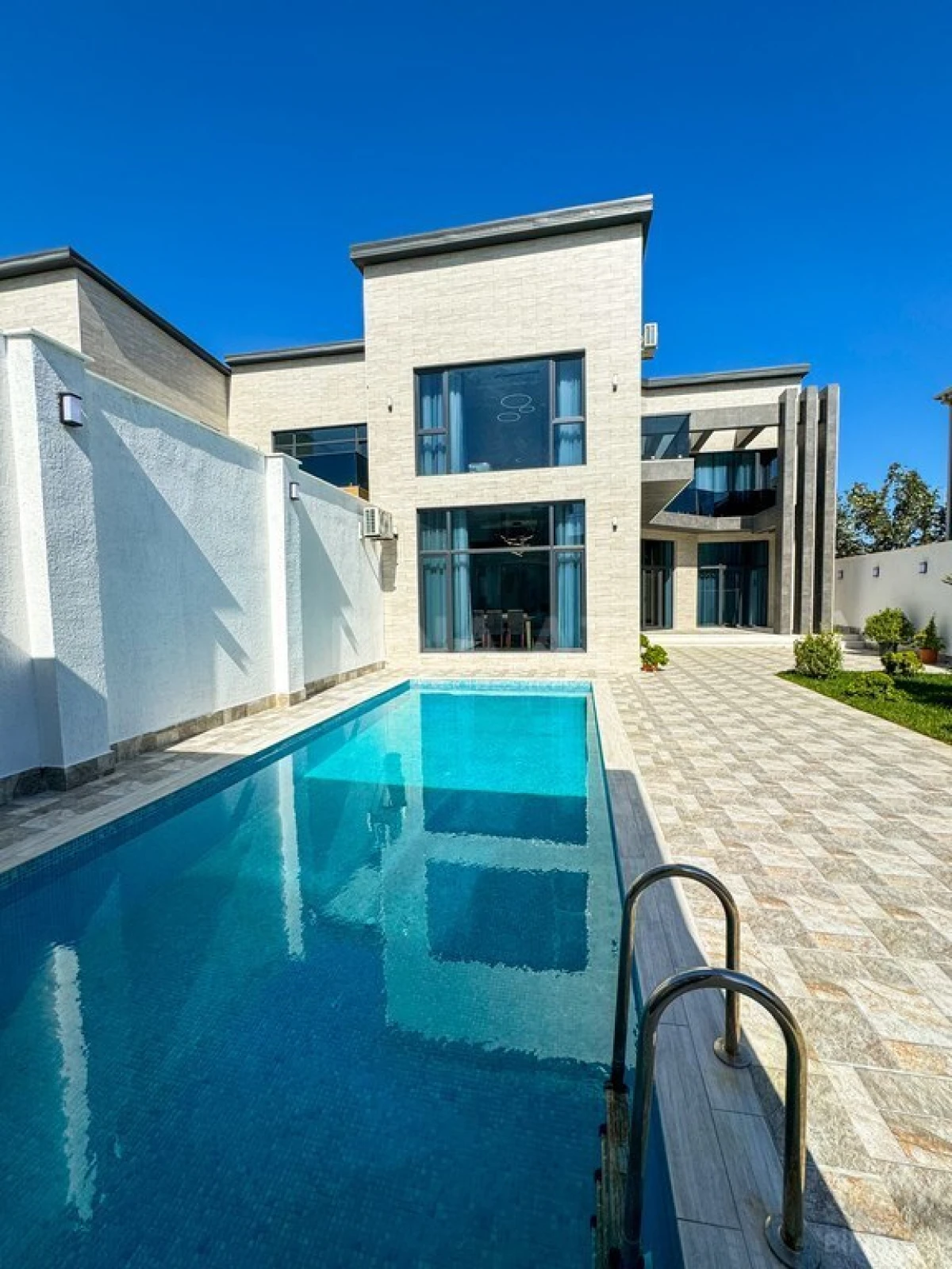 Satılır 5 otaqlı həyət evi 260 m²