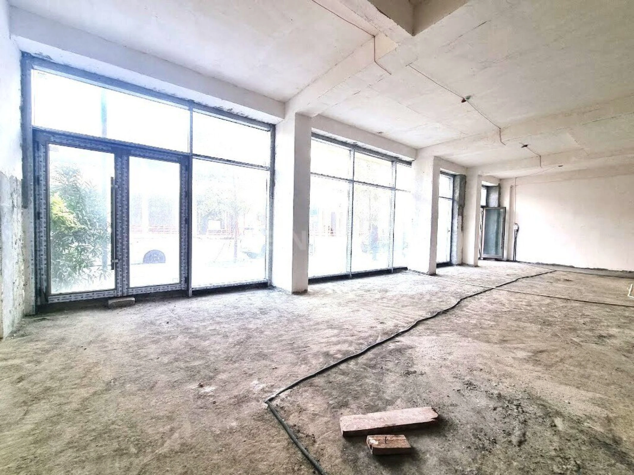 Satılır obyekt 300 m²