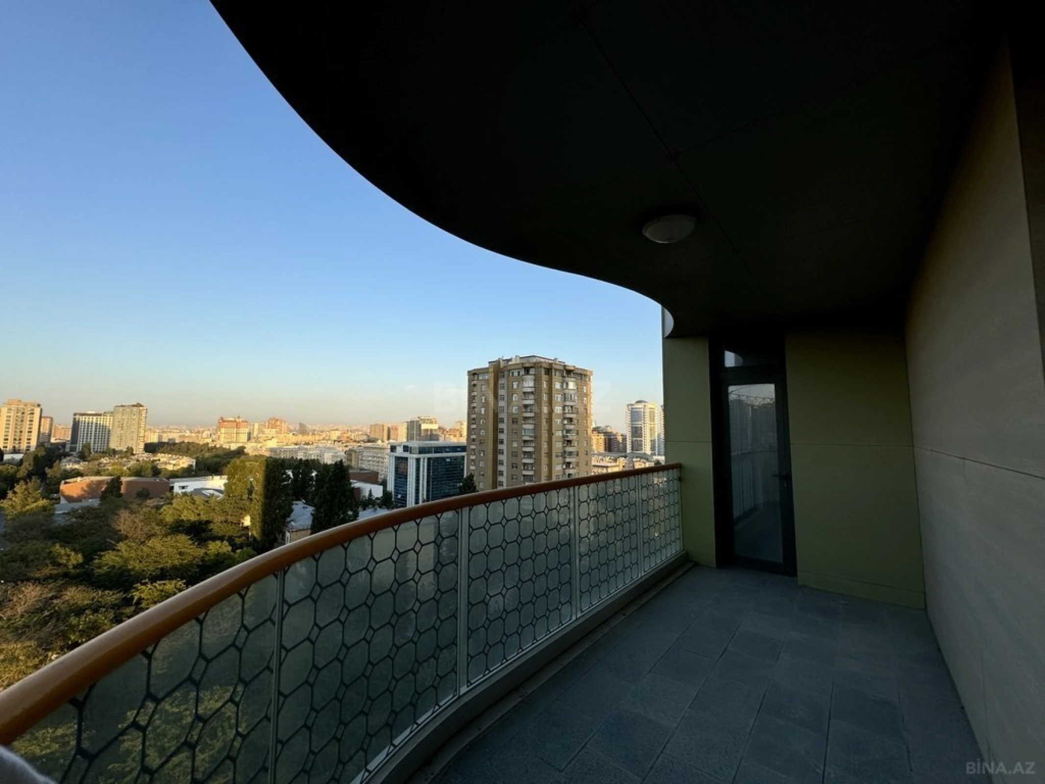 Satılır 3 otaqlı mənzil 206 m²
