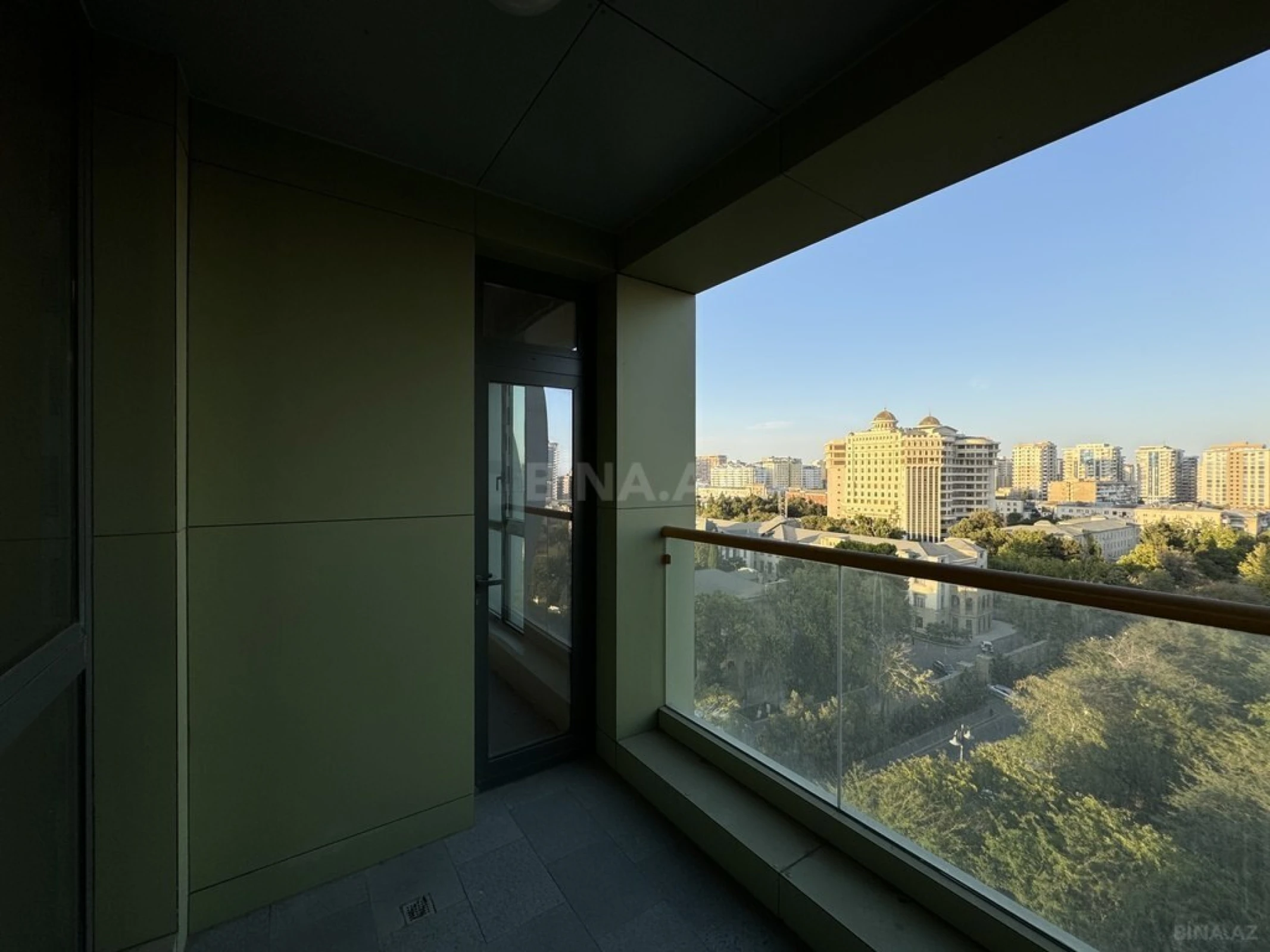 Satılır 3 otaqlı mənzil 206 m²