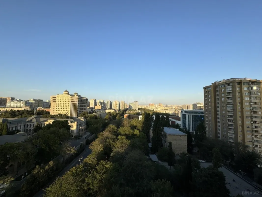 Satılır 3 otaqlı mənzil 206 m²