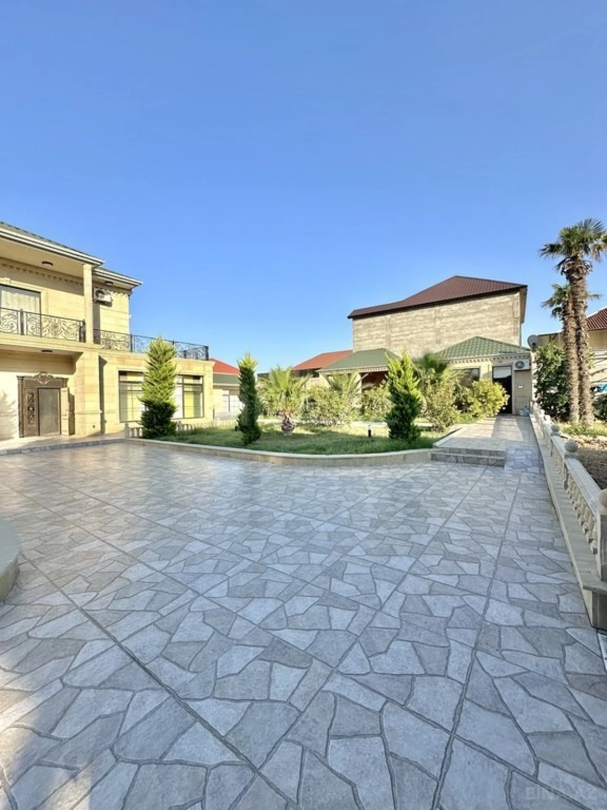 Satılır 5 otaqlı həyət evi 320 m²