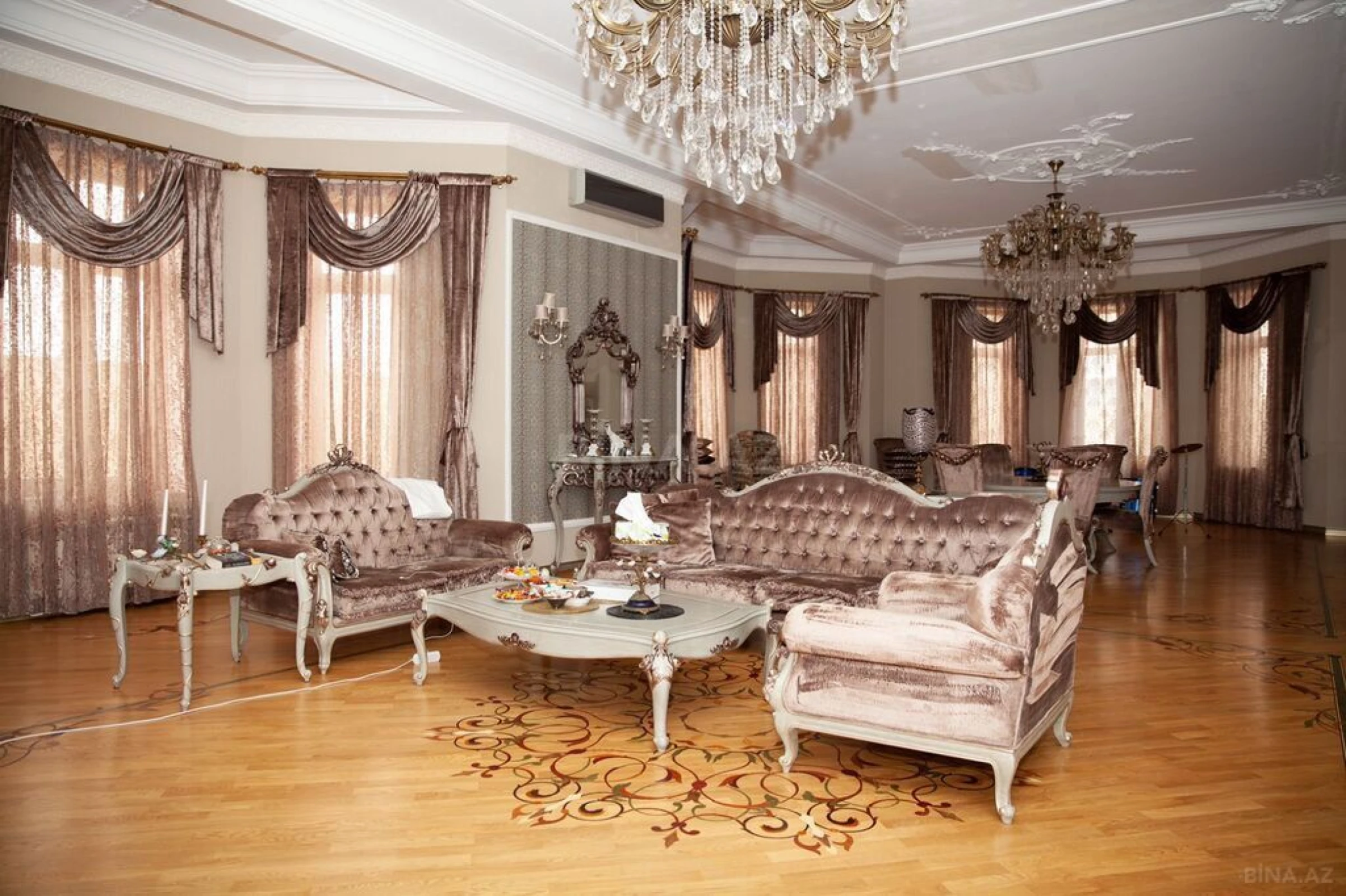 Satılır 10 otaqlı həyət evi 1500 m²