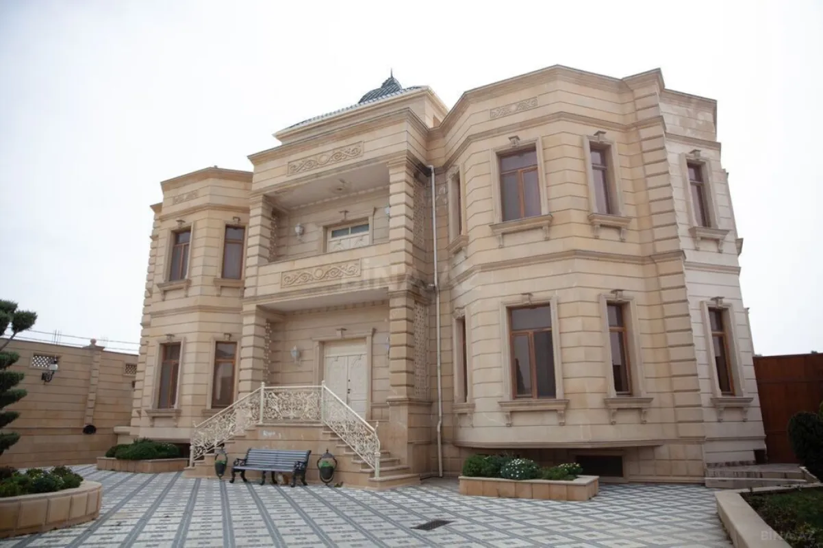 Satılır 10 otaqlı həyət evi 1500 m²