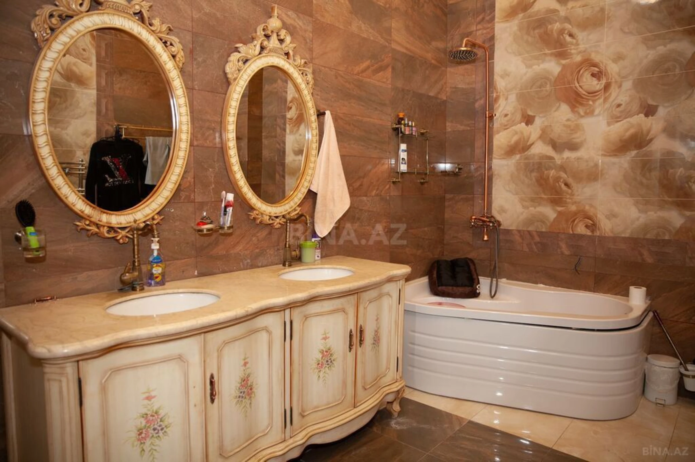 Satılır 10 otaqlı həyət evi 1500 m²