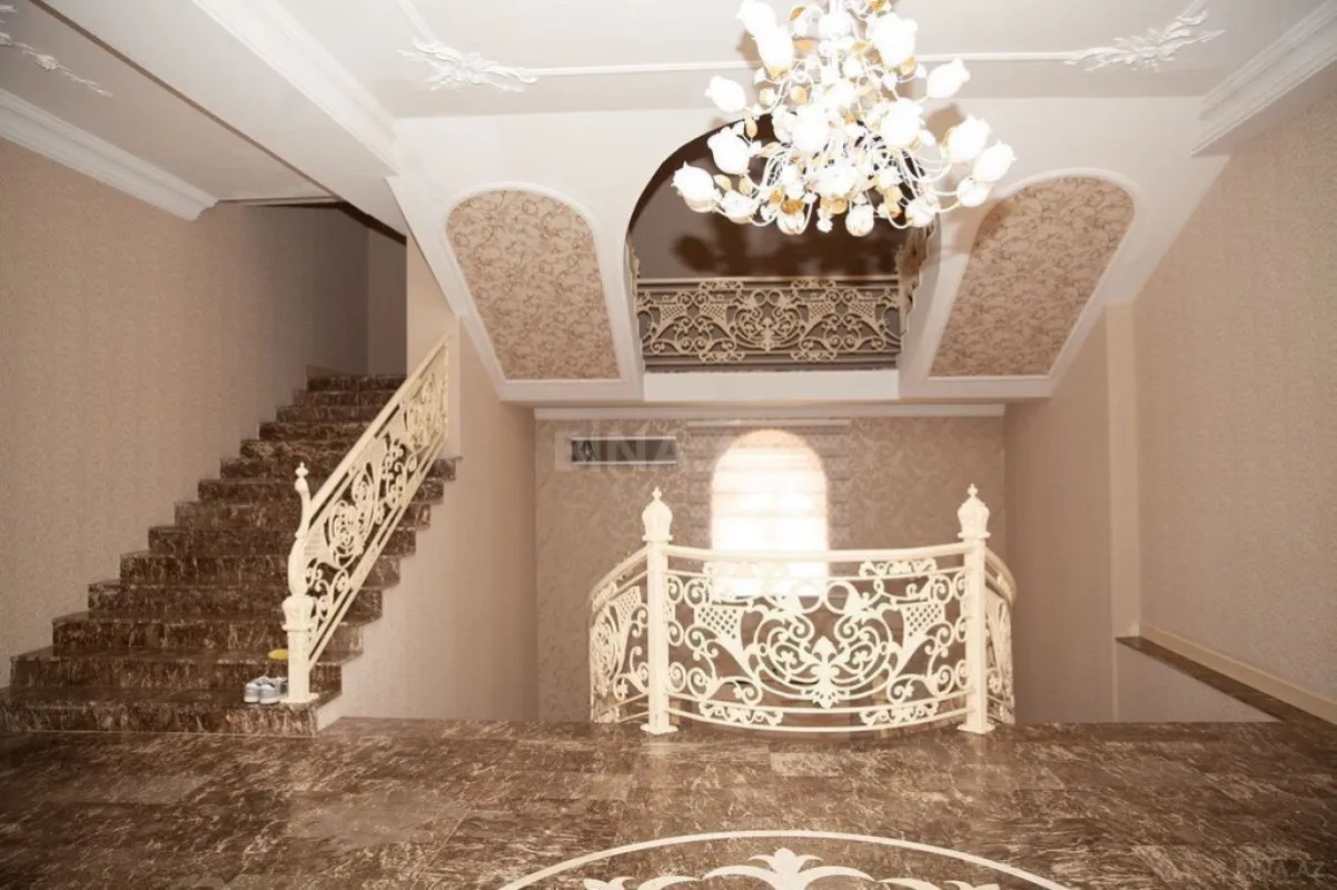 Satılır 10 otaqlı həyət evi 1500 m²