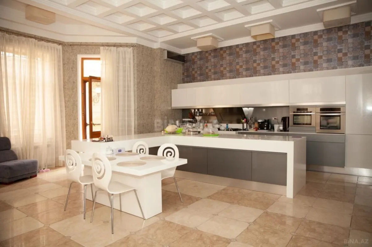 Satılır 10 otaqlı həyət evi 1500 m²