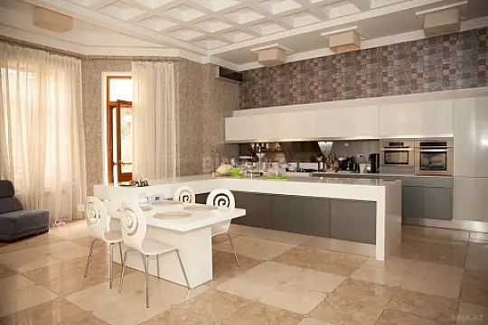 Satılır 10 otaqlı həyət evi 1500 m²