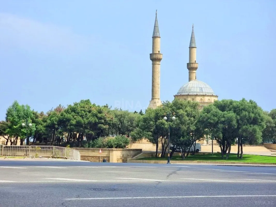 Satılır 10 otaqlı həyət evi 1500 m²