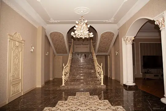 Satılır 10 otaqlı həyət evi 1500 m²