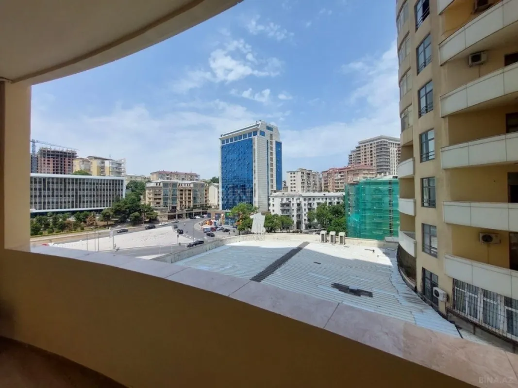 Satılır 4 otaqlı mənzil 215 m²
