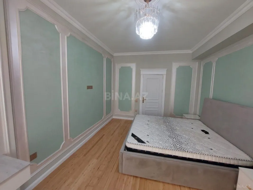 Satılır 4 otaqlı mənzil 215 m²