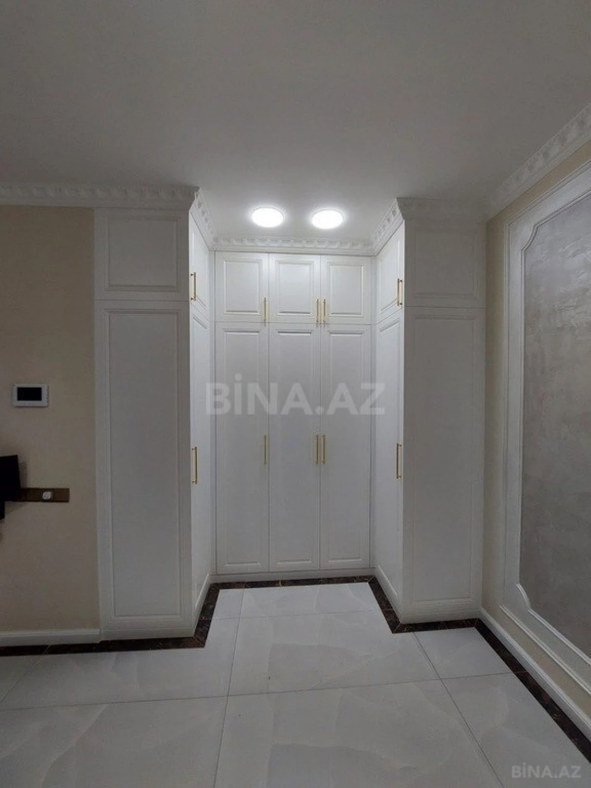 Satılır 4 otaqlı mənzil 215 m²