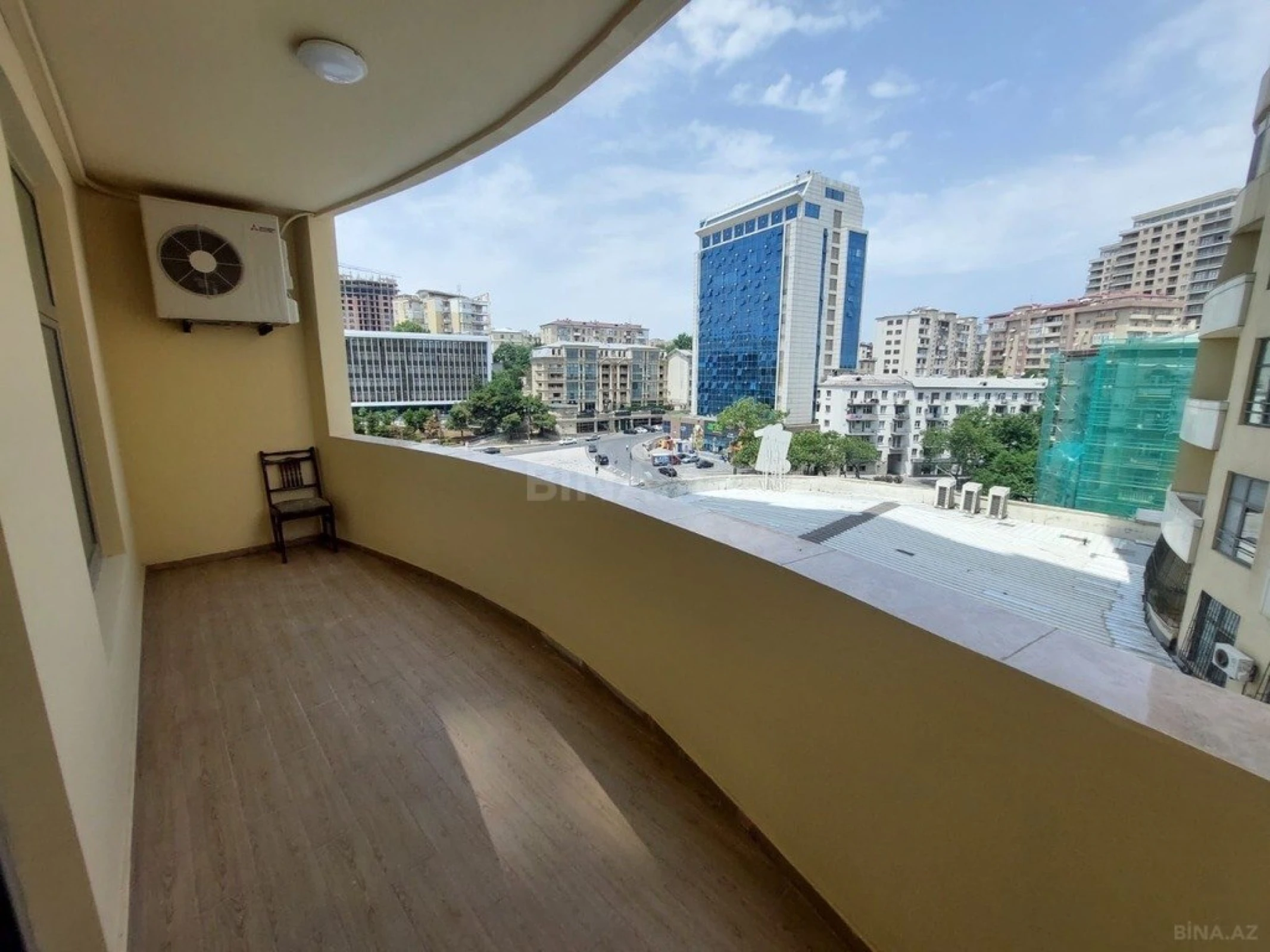 Satılır 4 otaqlı mənzil 215 m²