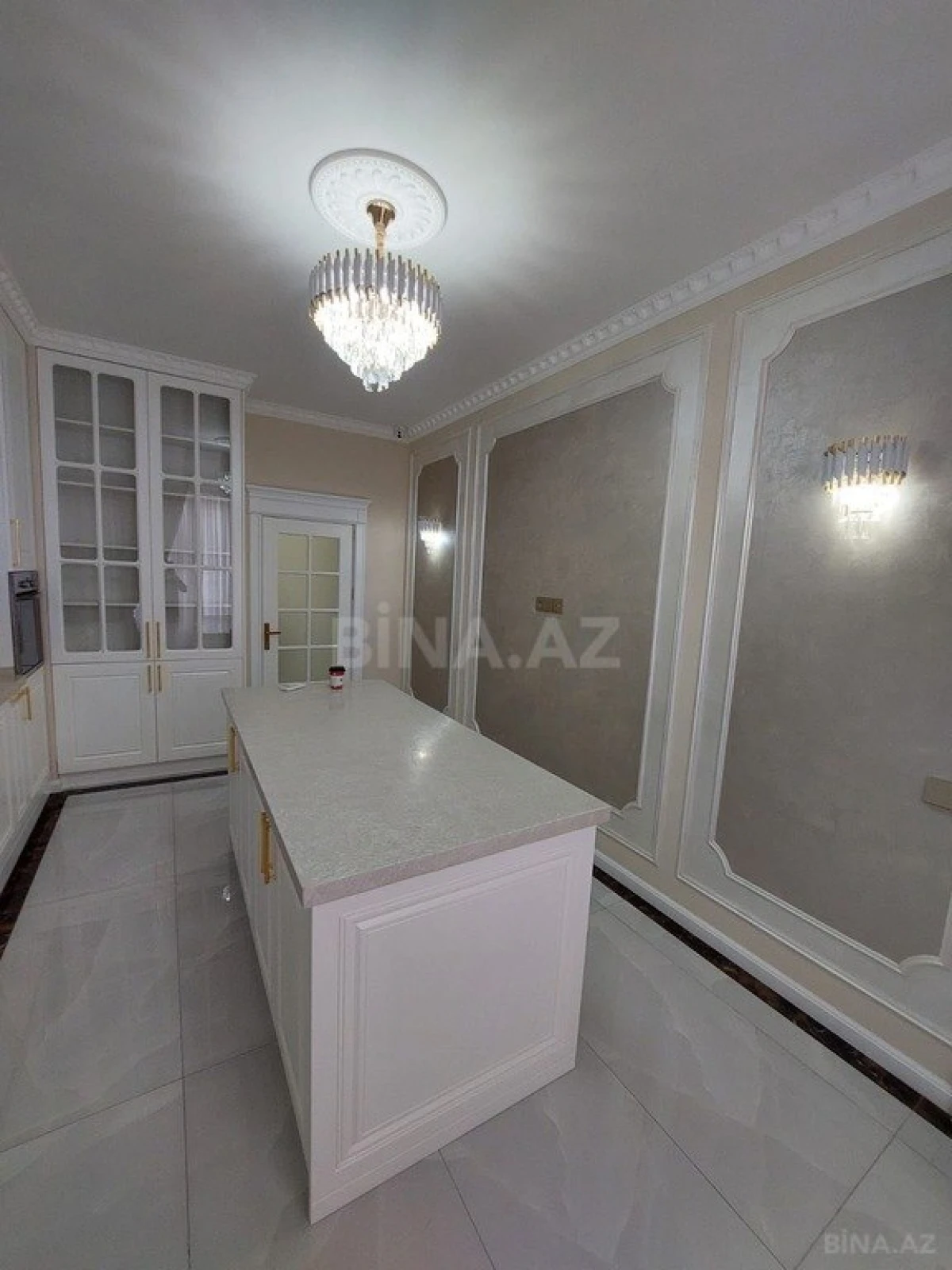 Satılır 4 otaqlı mənzil 215 m²