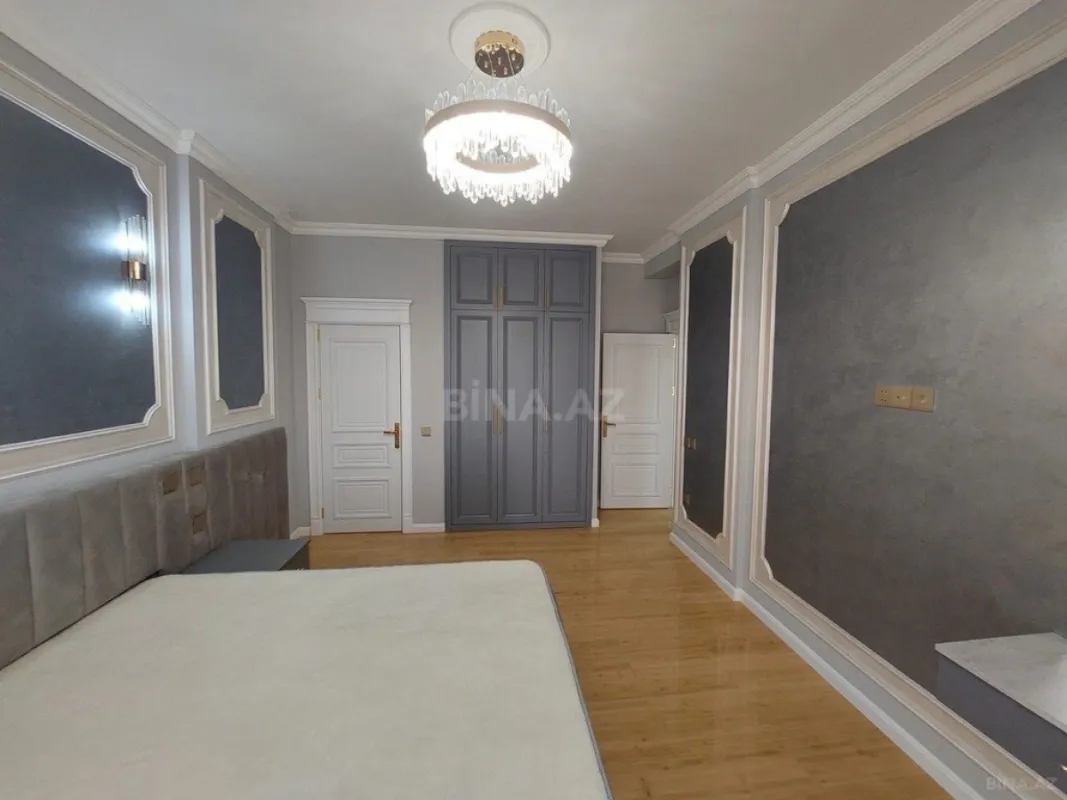 Satılır 4 otaqlı mənzil 215 m²