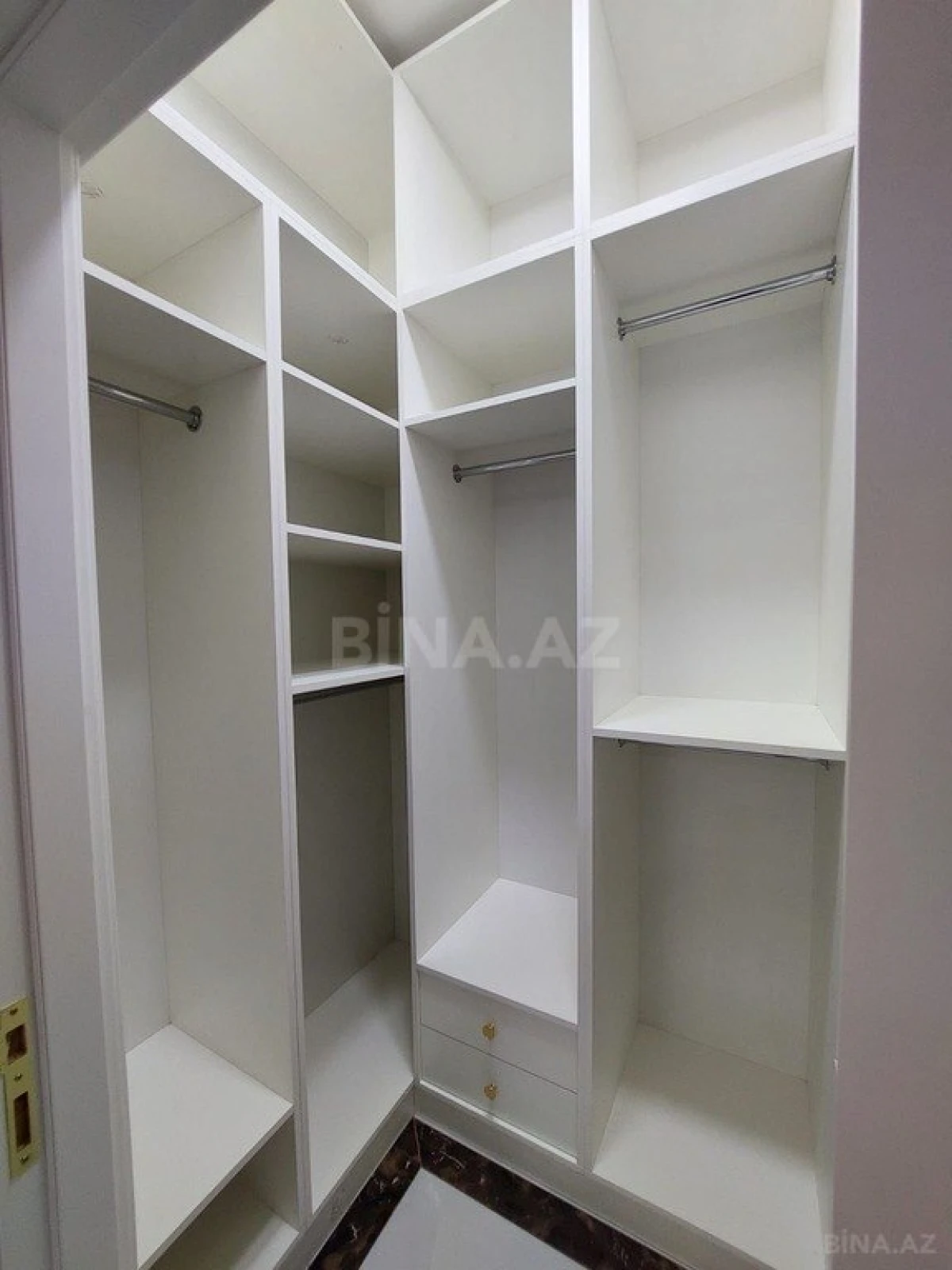 Satılır 4 otaqlı mənzil 215 m²