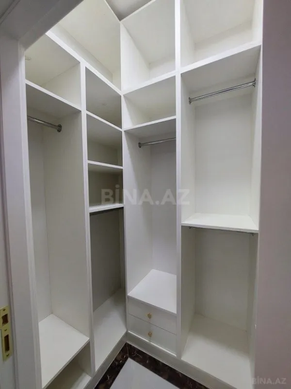 Satılır 4 otaqlı mənzil 215 m²