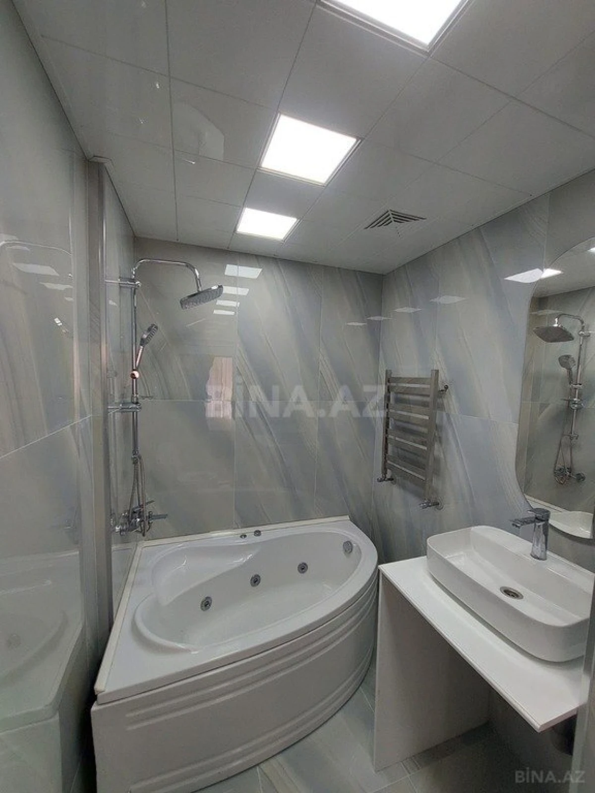 Satılır 4 otaqlı mənzil 215 m²