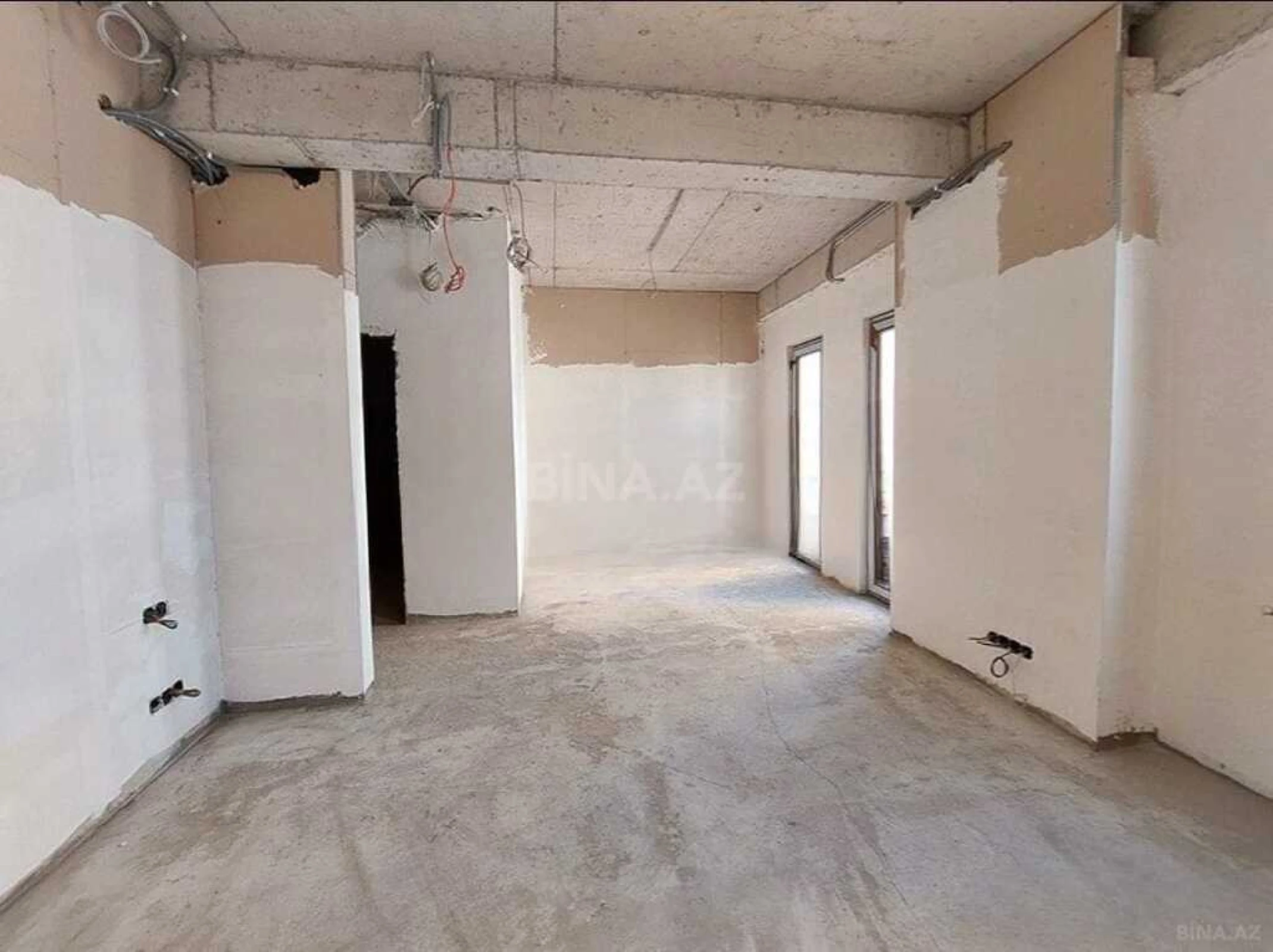 Satılır 5 otaqlı mənzil 300 m²