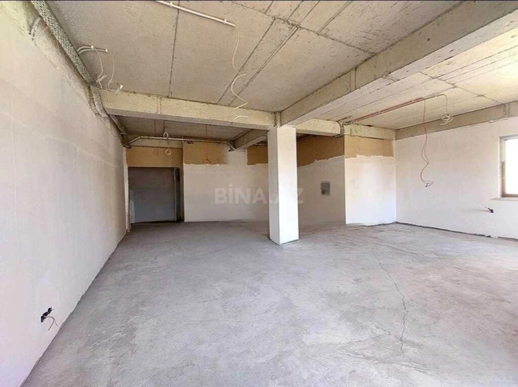 Satılır 5 otaqlı mənzil 300 m²