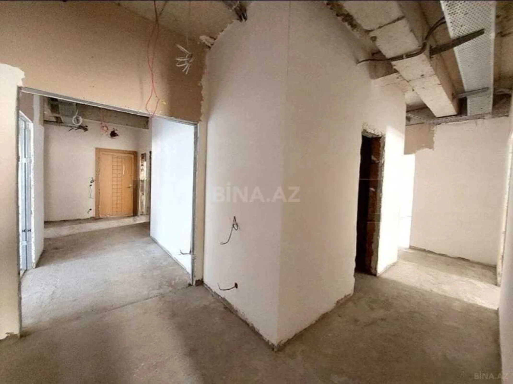Satılır 5 otaqlı mənzil 300 m²