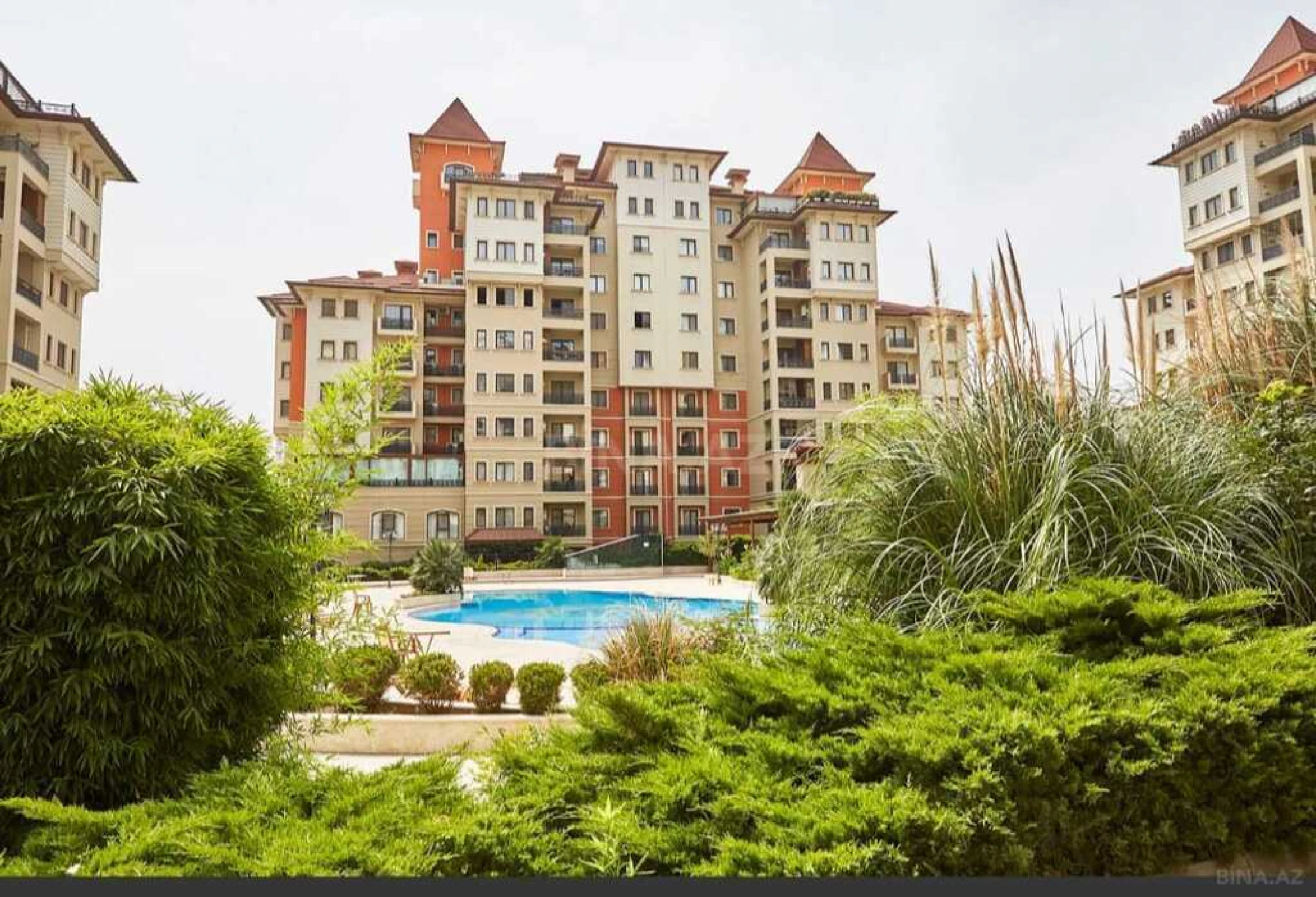 Satılır 5 otaqlı mənzil 300 m²