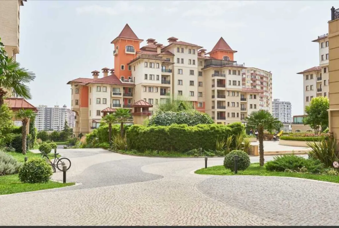 Satılır 5 otaqlı mənzil 300 m²