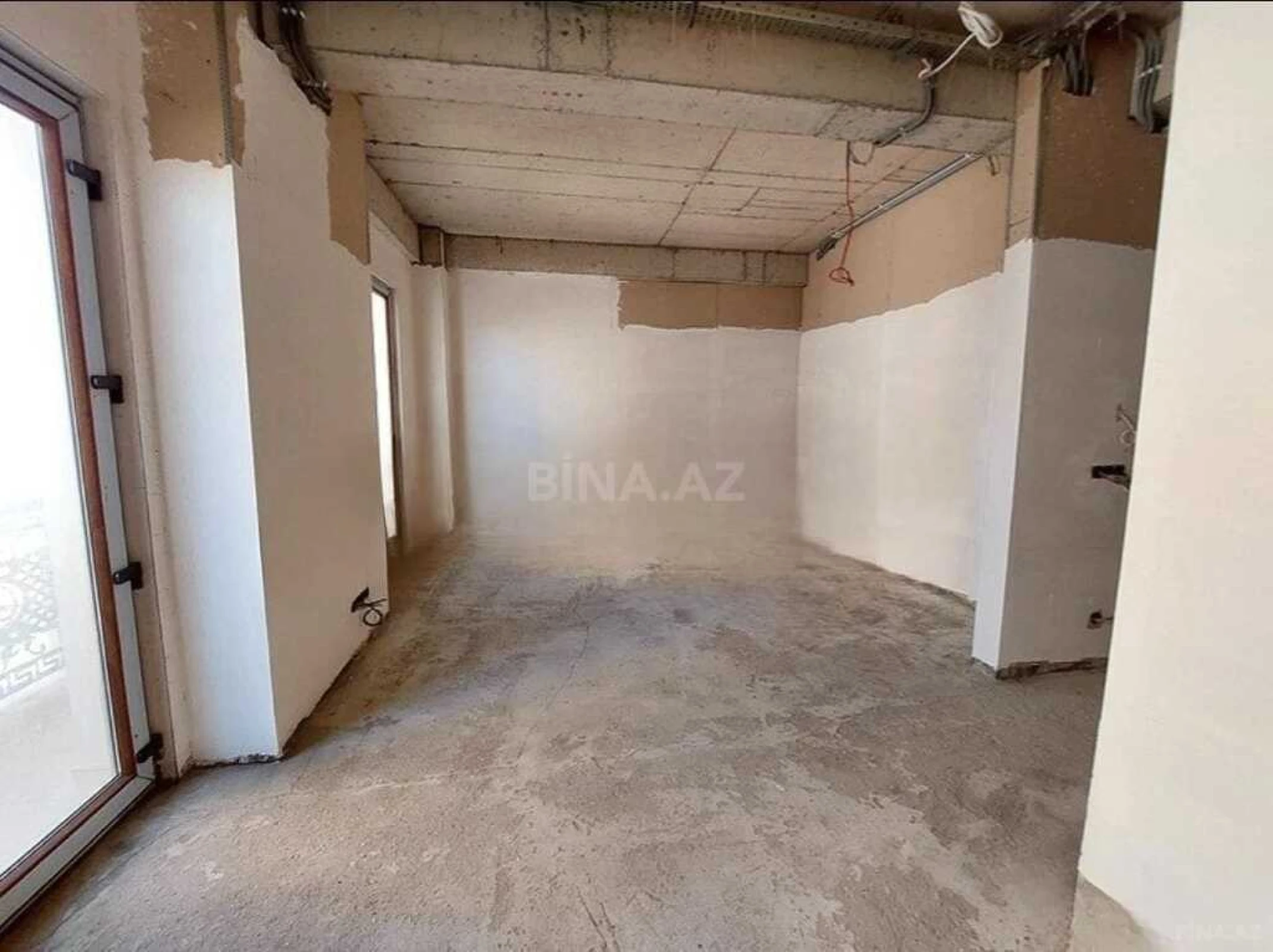 Satılır 5 otaqlı mənzil 300 m²