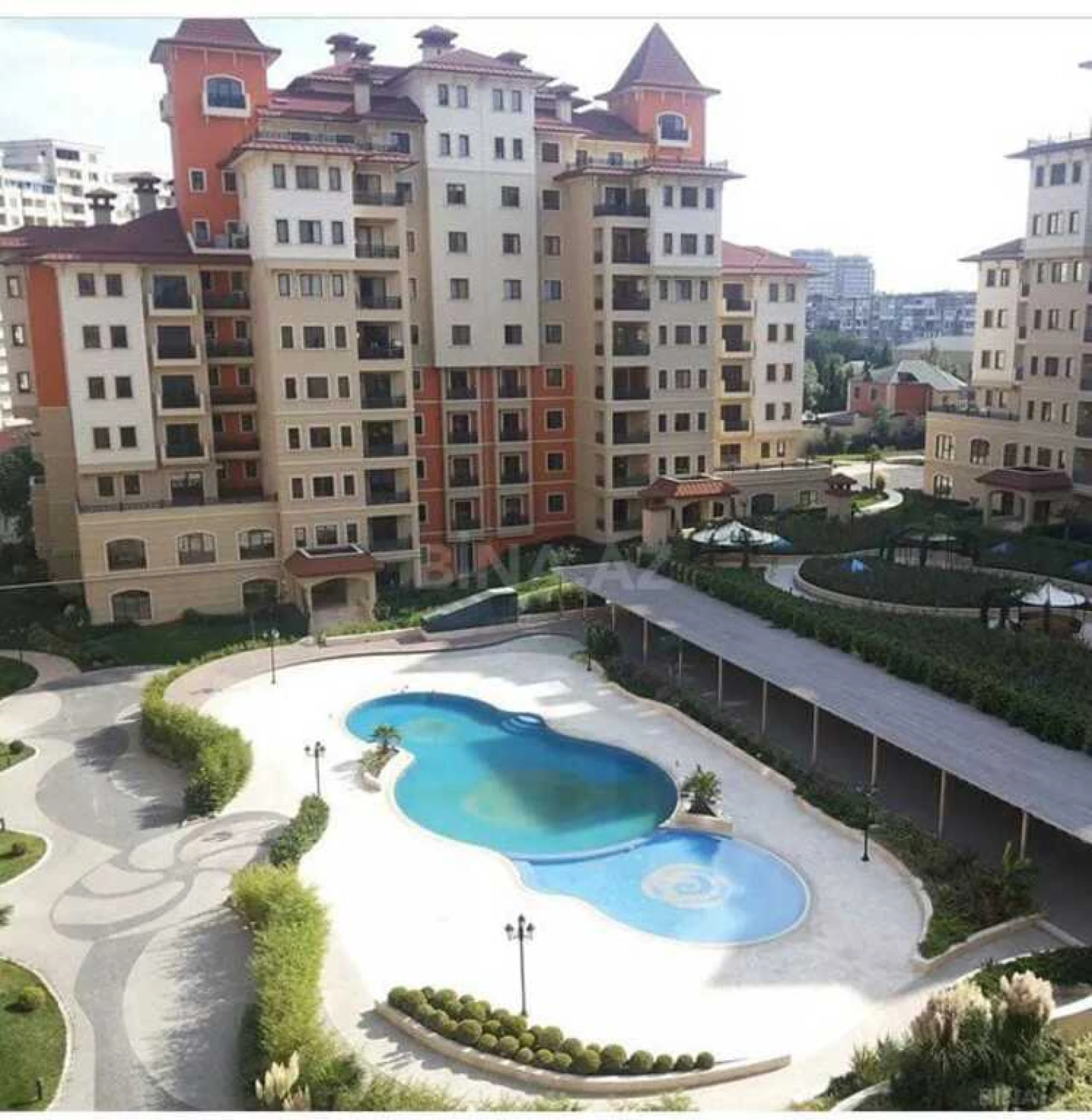 Satılır 5 otaqlı mənzil 300 m²