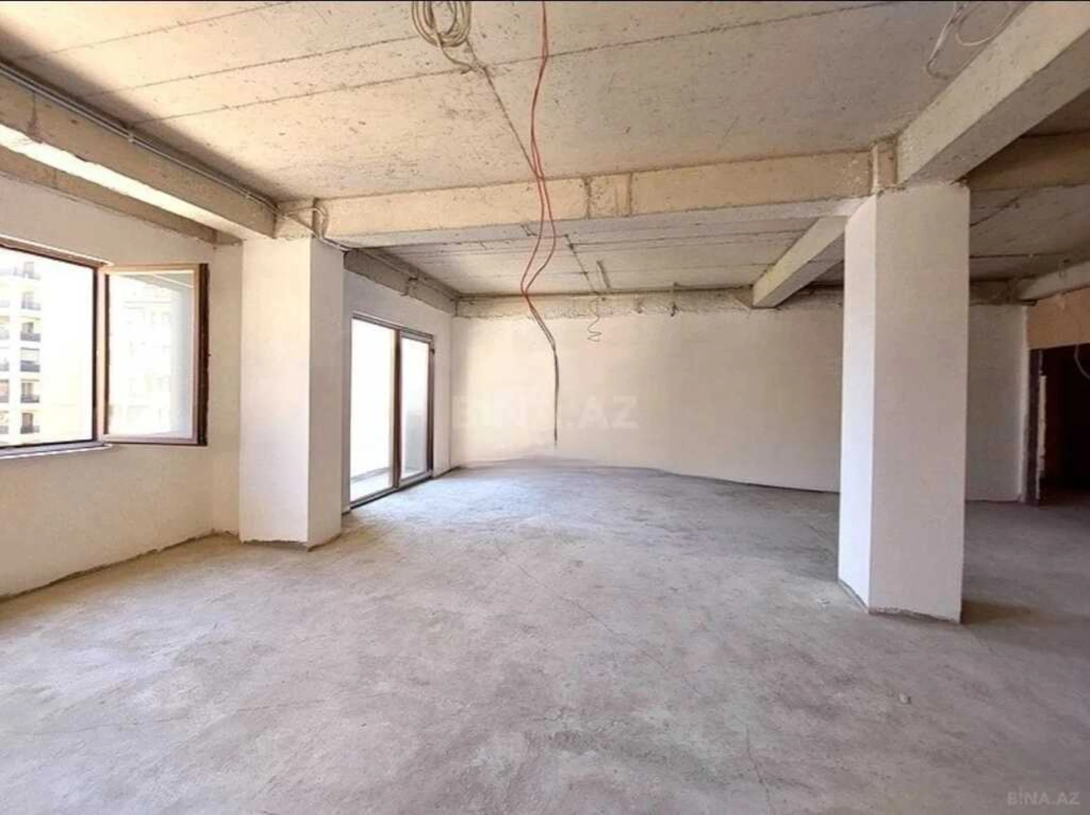 Satılır 5 otaqlı mənzil 300 m²