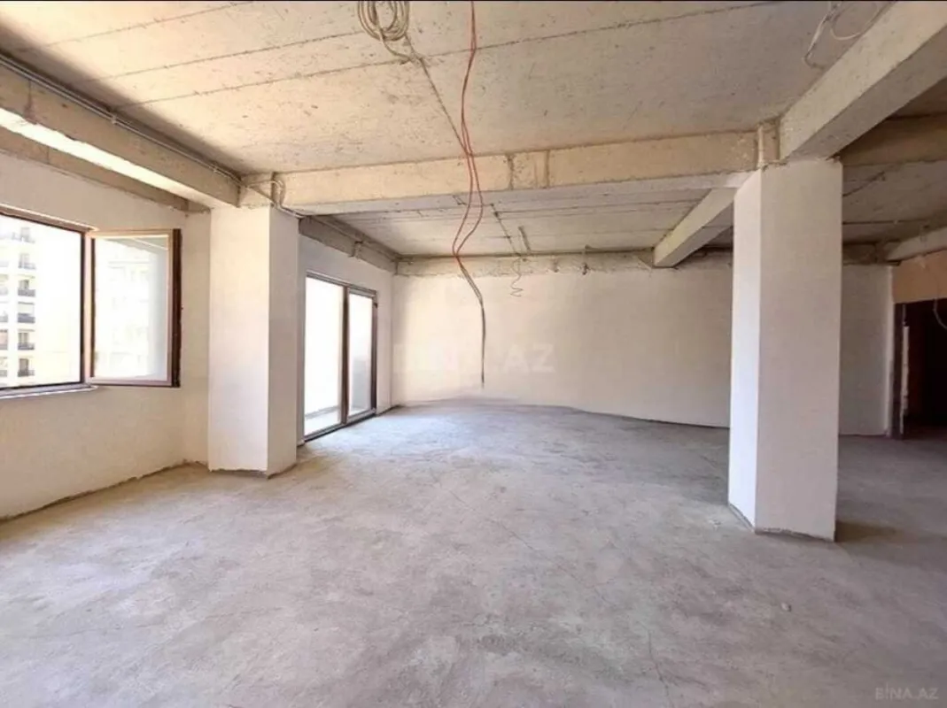 Satılır 5 otaqlı mənzil 300 m²