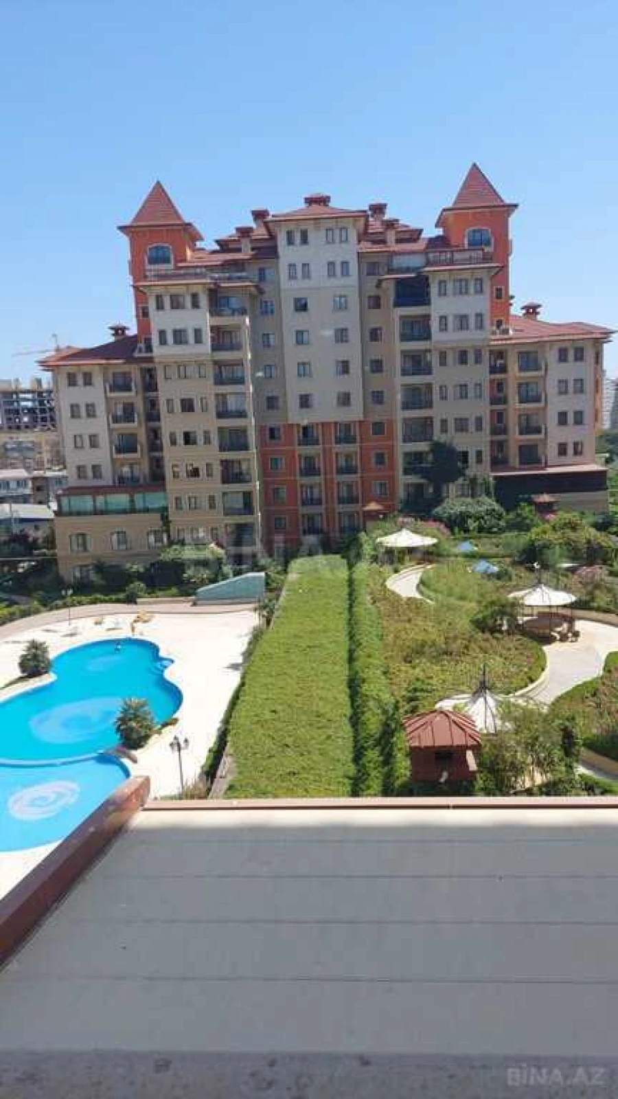 Satılır 5 otaqlı mənzil 300 m²