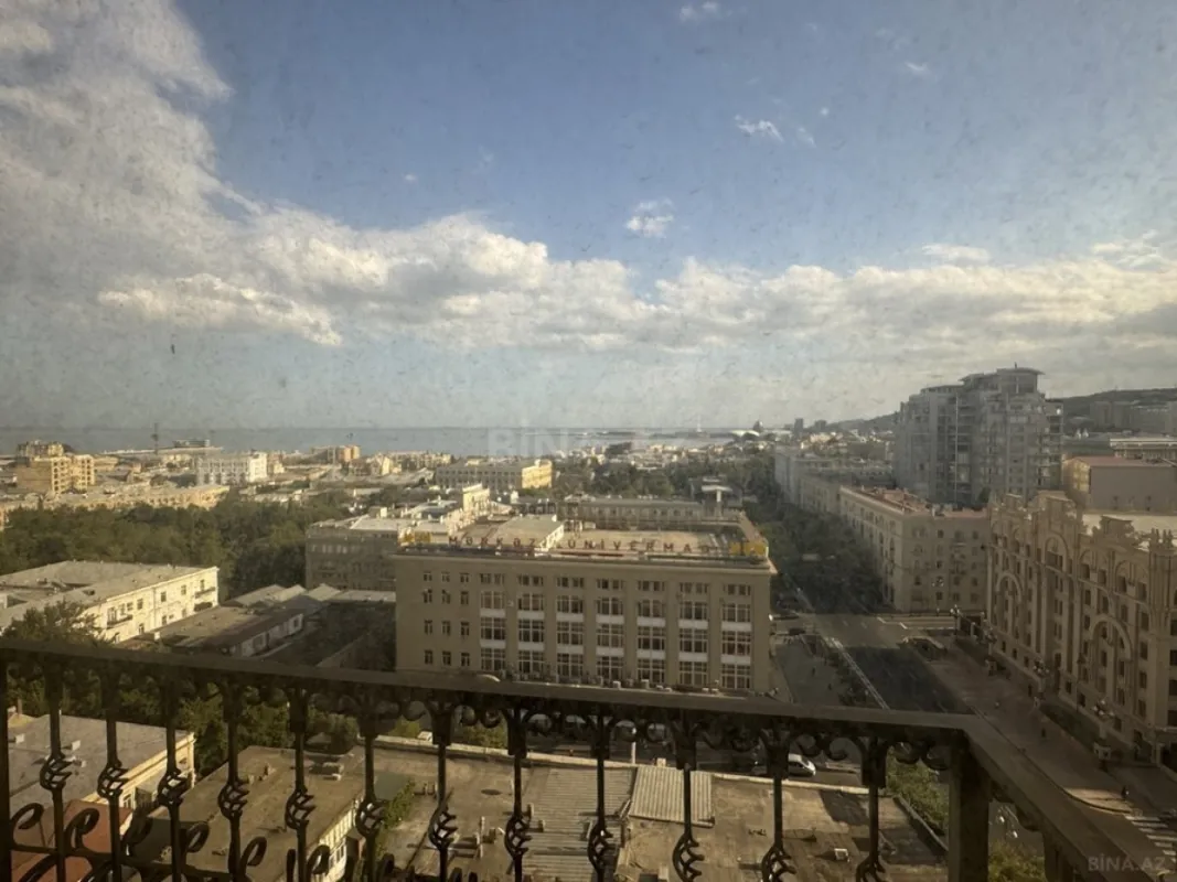 Satılır 5 otaqlı mənzil 301 m²