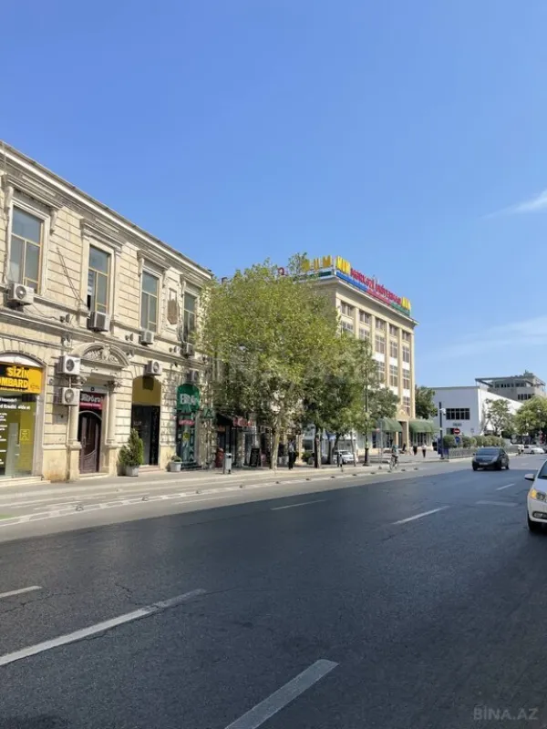 Satılır 5 otaqlı mənzil 301 m²
