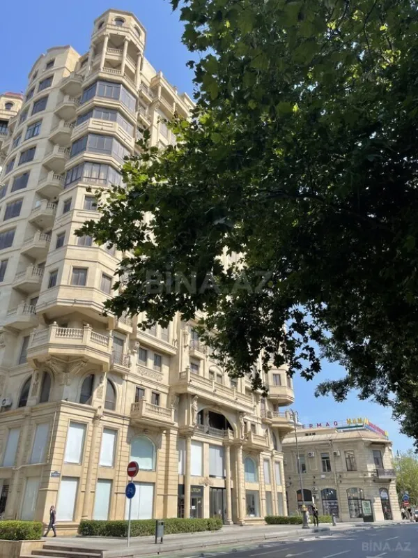 Satılır 5 otaqlı mənzil 301 m²