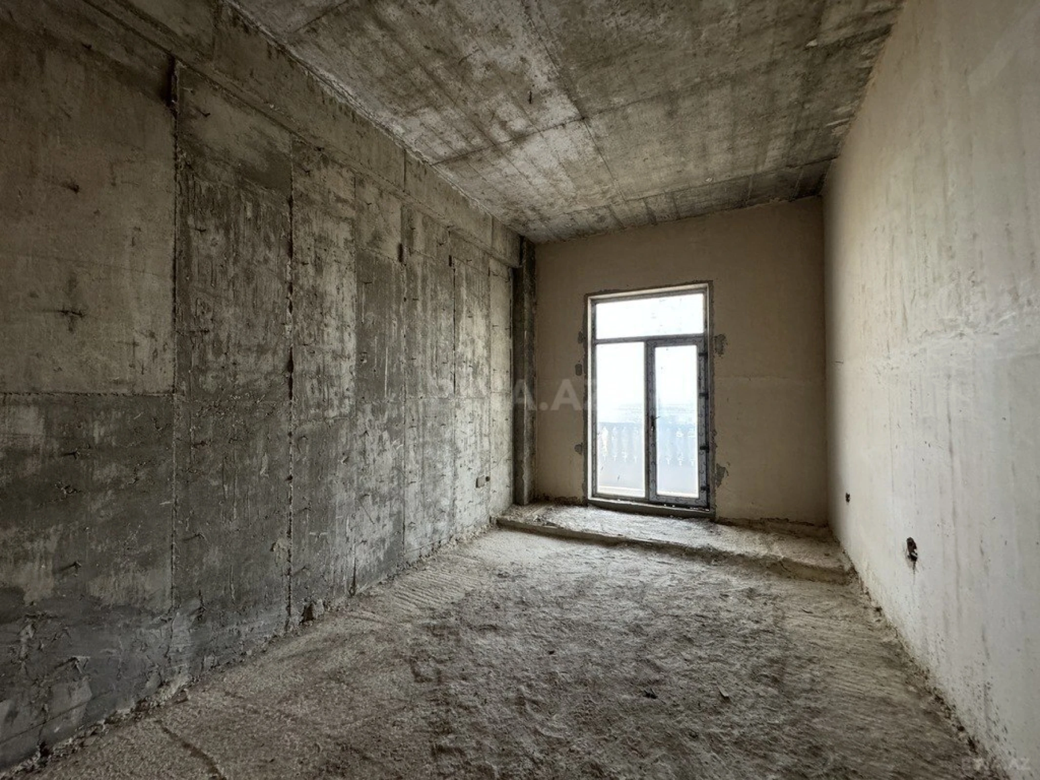 Satılır 5 otaqlı mənzil 301 m²