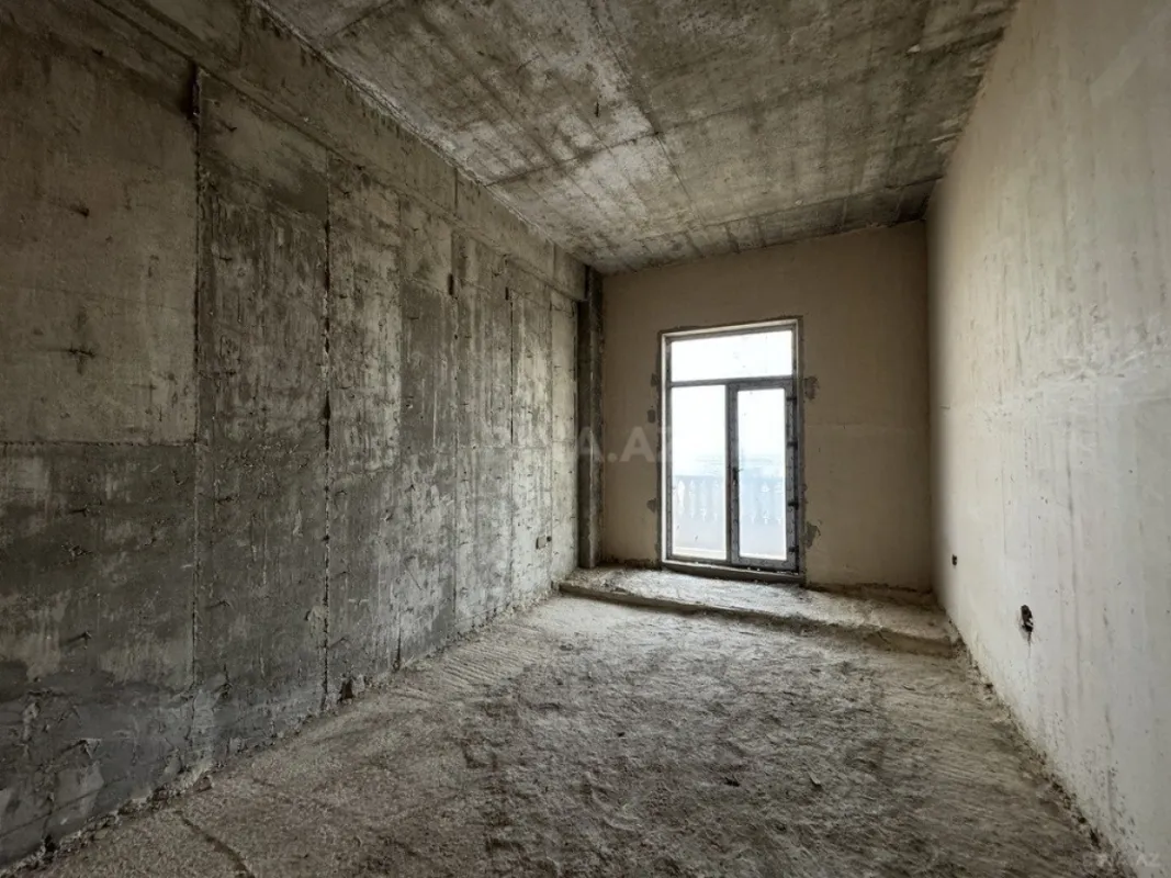 Satılır 5 otaqlı mənzil 301 m²