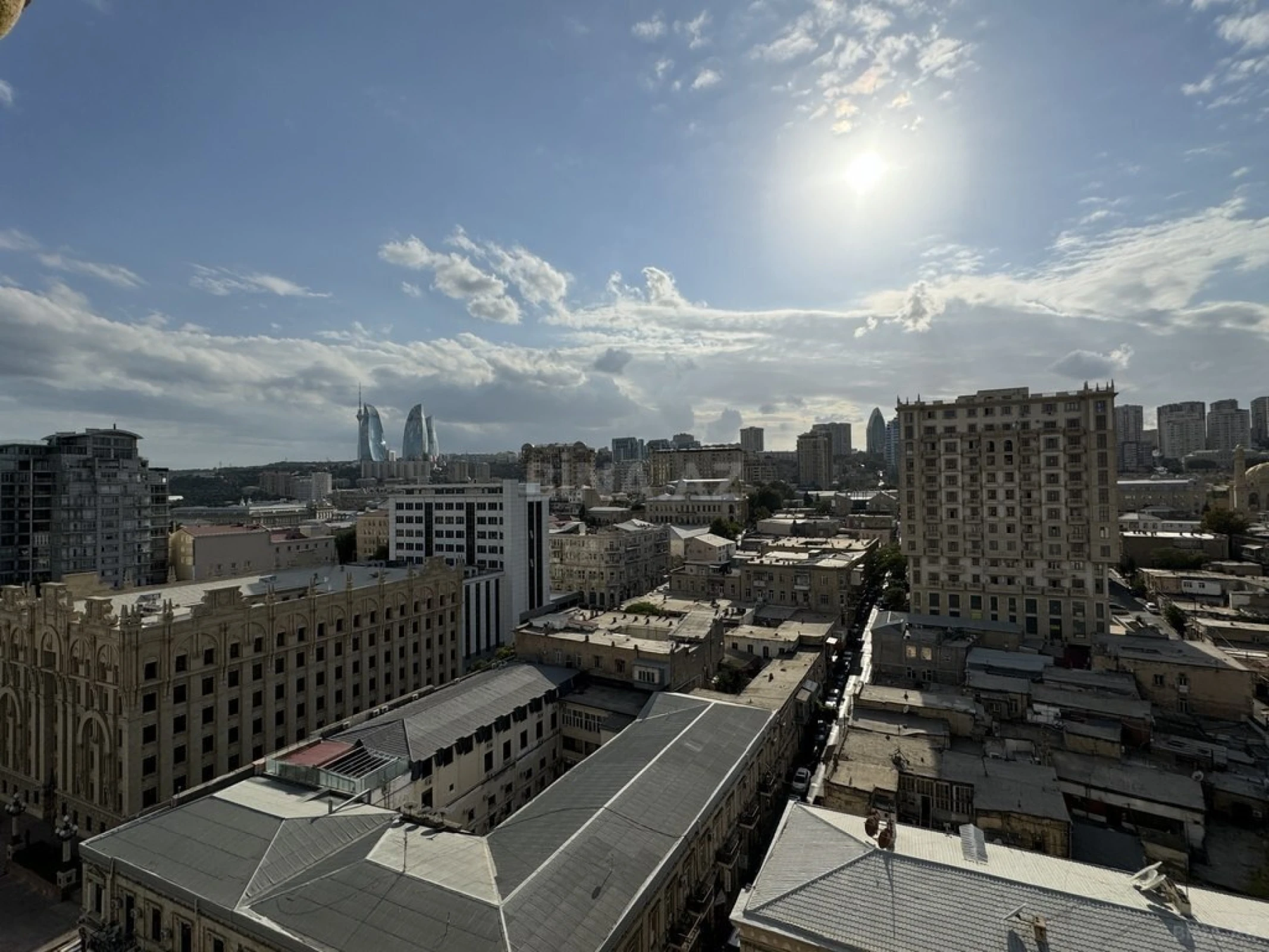 Satılır 5 otaqlı mənzil 301 m²