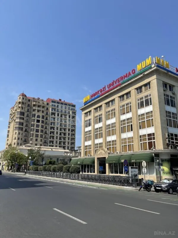 Satılır 5 otaqlı mənzil 301 m²