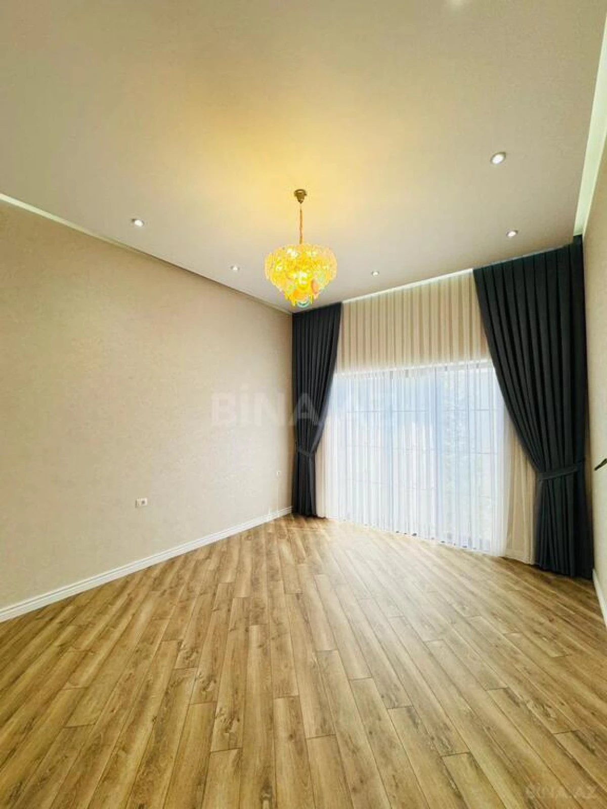 Satılır 5 otaqlı həyət evi 350 m²