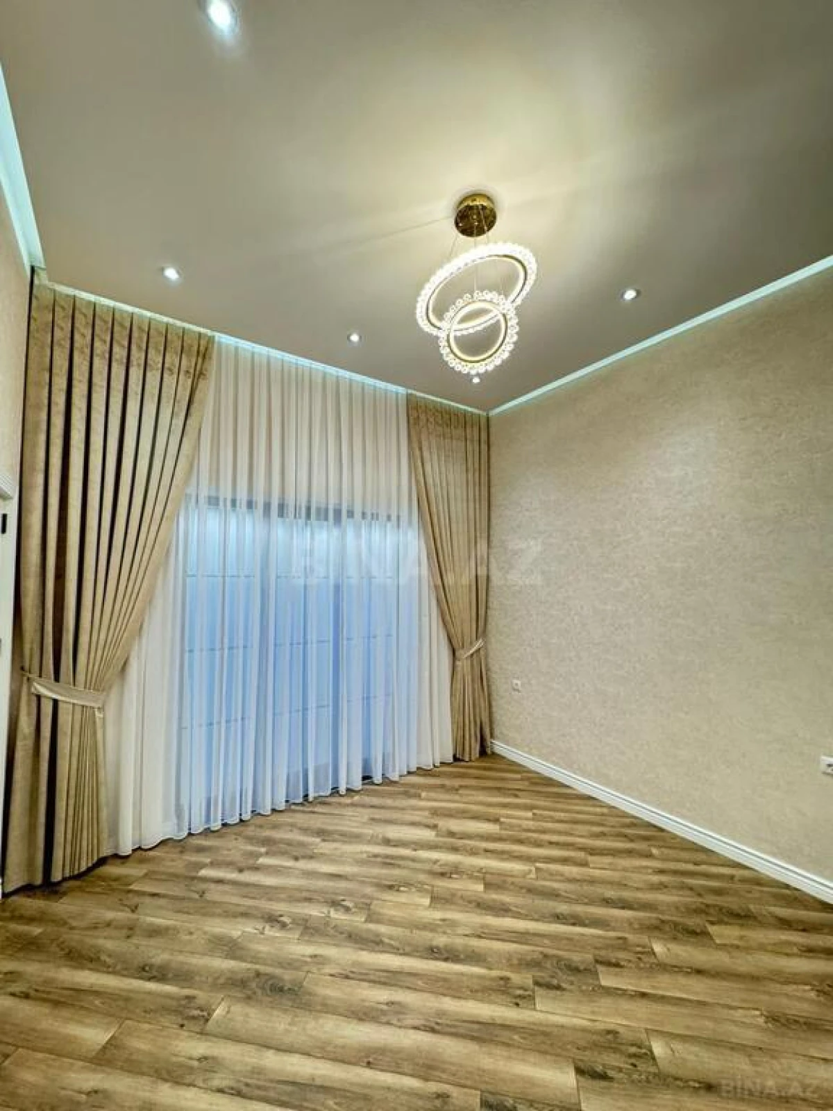 Satılır 5 otaqlı həyət evi 350 m²